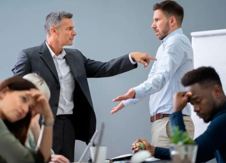 Identificar a un jefe tóxico a tiempo puede ayudarte a proteger tu salud mental y tu carrera, dice el autor de Liderazgo Imperfecto. FOTO: GETTY