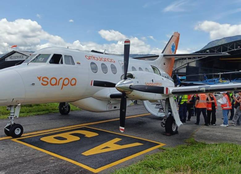 Los menores abordando el avión que los llevaría por el Oriente antioqueño. FOTO: Cortesía