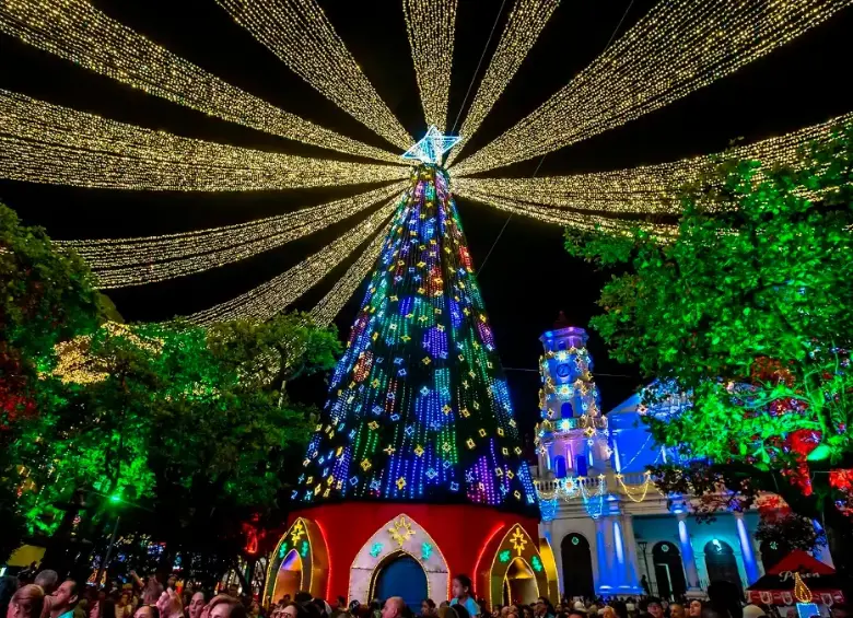 Envigado tiene como pieza central de su alumbrado un precioso árbol de 25 metros. FOTO: Juan Antonio Sánchez