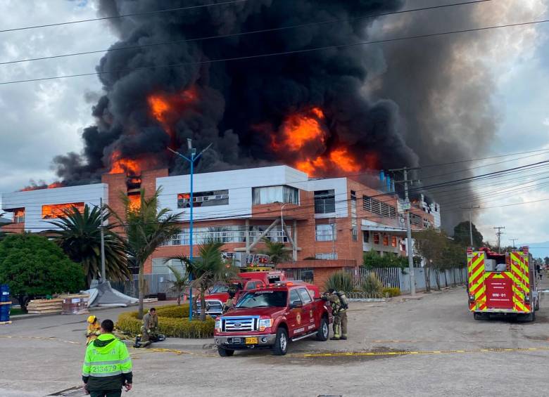 El incendio en las instalaciones de la empresa empezó antes del mediodía del miércoles y los bomberos lograron controlarlo en un 95% sobre las 6:00 p.m. del mismo día. FOTO: CORTESÍA