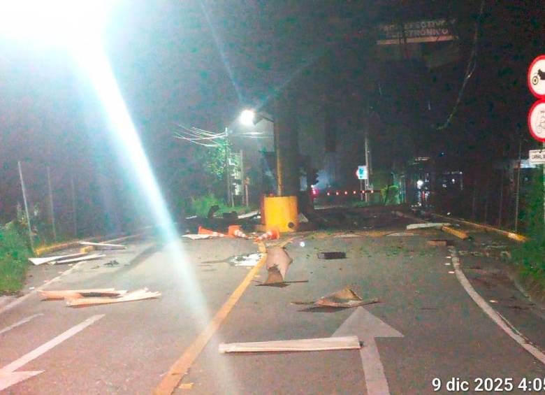 Así quedó el peaje Cabildo, en jurisdicción de Girardota. Hombres armados evacuaron a los trabajadores antes de realizar el atentado. FOTO: CORTESÍA