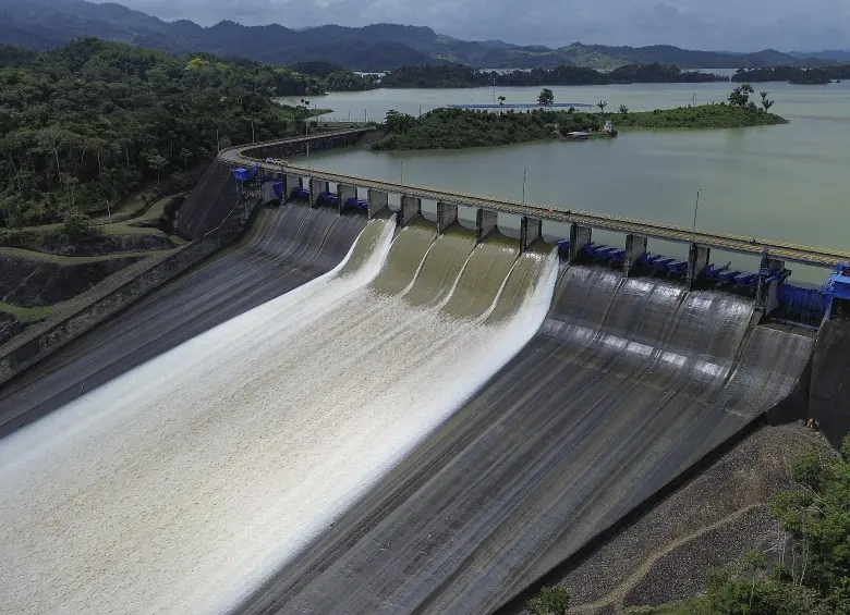 El sistema eléctrico nacional registra hoy cuatro puntos donde el agua deberá ser expulsada por los vertederos. Foto: Manuel Saldarriaga