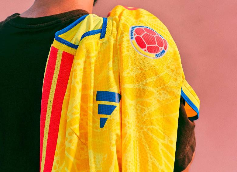 Aunque la camiseta conserva su esencia y tiene pocos cambios respecto a la anterior, uno de los detalles que más llama la atención es el estampado de las mariposas, que se funde con el color amarillo. FOTO fcf