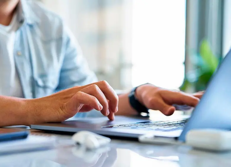 Las ofertas en servicio al cliente incluyen miles de cupos sin experiencia previa, ideales para quienes buscan su primer empleo. FOTO: GETTY