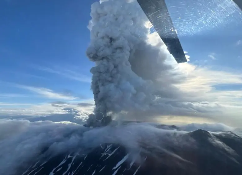 El volcán Kracheninnikov, situado en la península rusa de Kamchatka, entró en erupción por primera vez en más de 450 años, pocos días después del potente terremoto que sacudió esa misma región del extremo oriental del país. FOTO: Instituto de Investigaciones Geológicas y Atmosféricas A.C. 