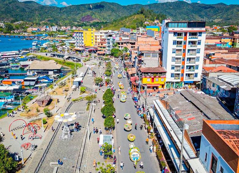 51 silleteros desfilaron por las calles de Gutapé. FOTO: CORTESÍA
