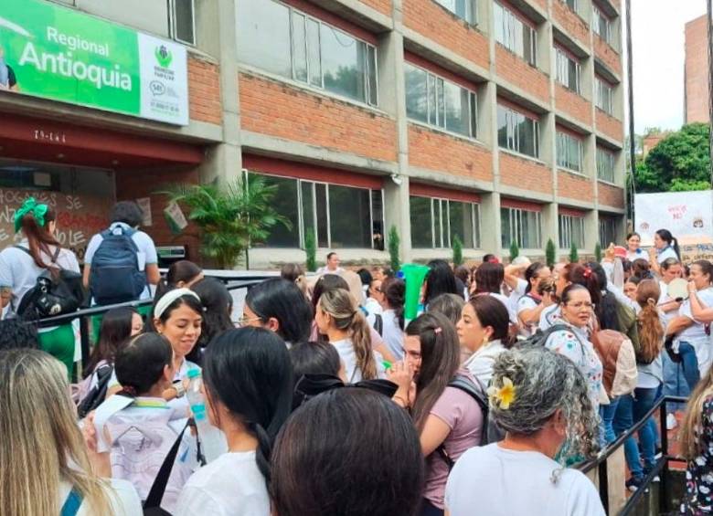 Desde el lunes 17 de marzo los niños quedarían sin atención si no se llegan a acuerdos. FOTO: Tomado de X