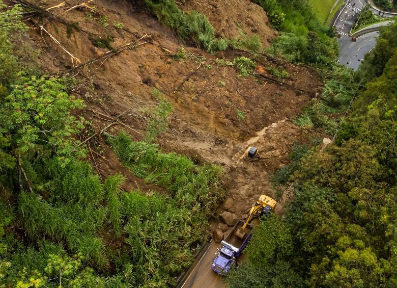 La reapertura de la vía se ha demorado por desprendimientos de roca e infiltraciones de agua en el terreno. FOTO manuel saldarriaga