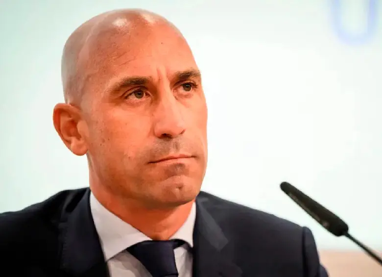 Luis Rubiales no puede ejercer ninguna función en el fútbol luego de ser condenado por agresión sexual tras beso a la jugadora Jenni Hermoso. FOTO AFP