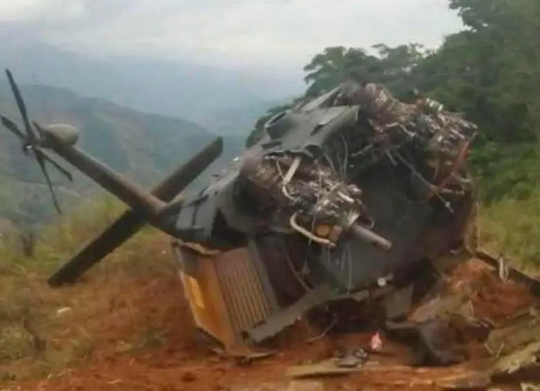 Así quedó el helicóptero estadounidense, que fue donado a la Policía colombiana, luego del ataque en Amalfi, Antioquia. FOTO: CORTESÍA.