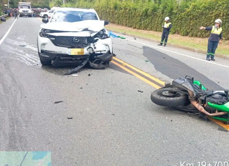 La vía en el sector Fizebad terminó completamente cerrada durante varias horas. FOTO: CORTESÍA POLICÍA La vía en el sector Fizebad terminó completamente cerrada durante varias horas. FOTO: CORTESÍA POLICÍA
