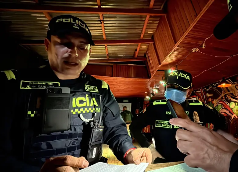 Agentes de Policía realizan revisión de uno de los establecimientos en Rionegro. FOTO: Cortesía