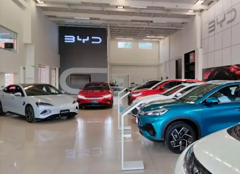 En el acumulado del año, Tesla (29,6%) y BYD (28,6%) prácticamente se reparten el liderazgo, seguidas por Chery (8,2%), GAC (3,9%) y Chevrolet (3,9%). FOTO: Cortesía.