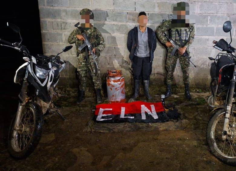 El operativo dejó como resultado un ilegal herido y otro capturado, mientras que dos más lograron huir del lugar. FOTO: Cuarta Brigada del Ejército Nacional