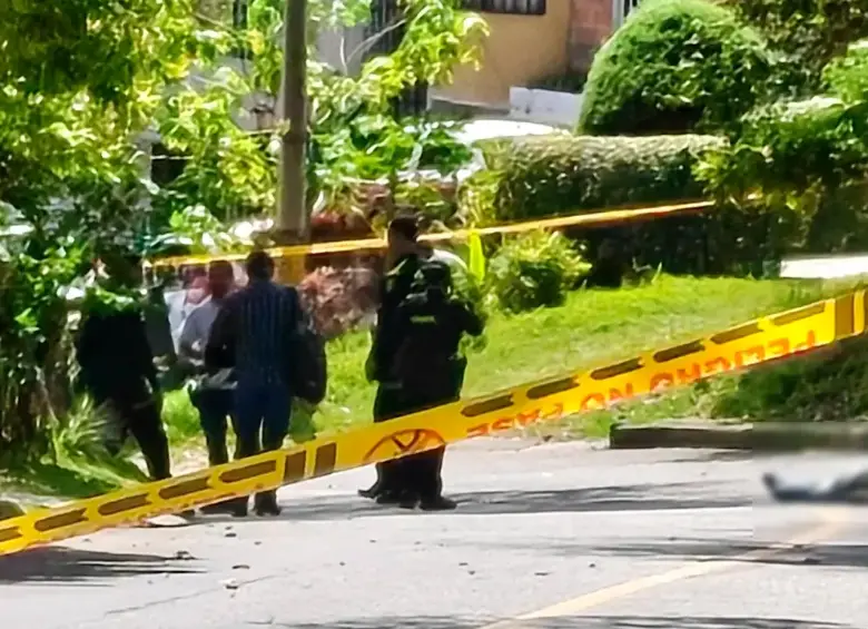 Expertos forenses llegaron a la escena para investigar cómo ocurrieron los hechos. FOTO: CORTESÍA POLICÍA