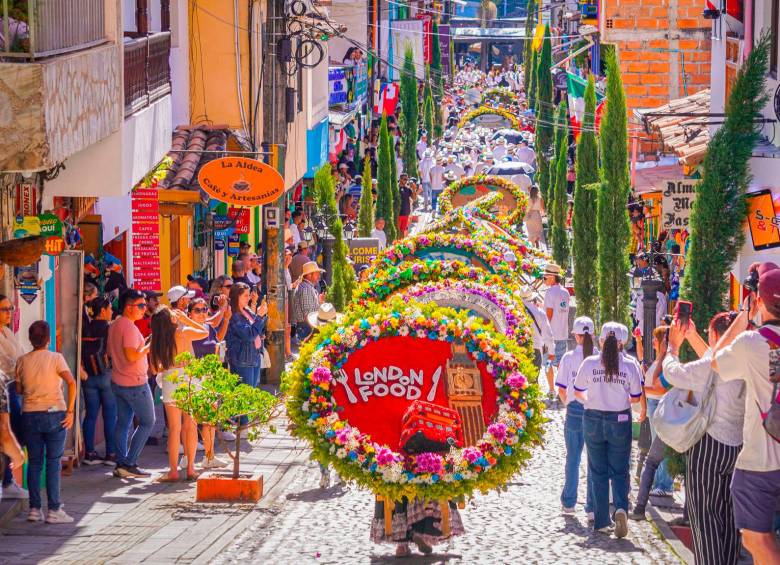 No solo en Medellín desfilan los silleteros: Guatapé realizó otro exitoso desfile entre zócalos con silletas, color y flores