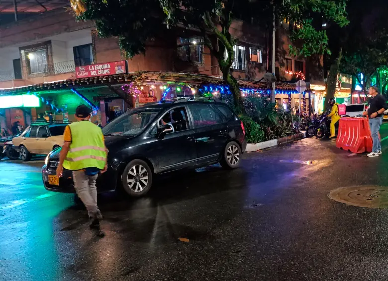 Los acomodadores denunciados por la ciudadanía lucen chaleco reflectivo y no cobran conforme a las tarifas oficiales.