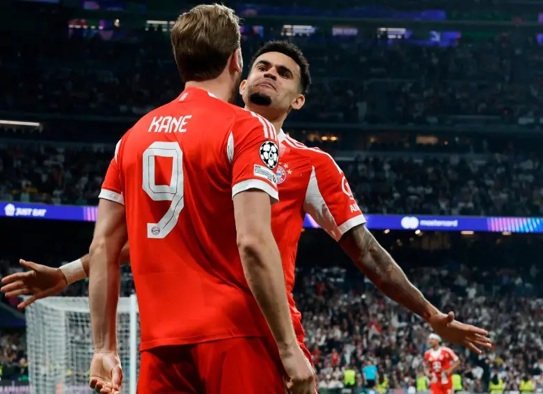 Luis Díaz celebrando junto a Harry Kane, una situación que se ha vuelto habitual en el fútbol internacional. FOTO AFP