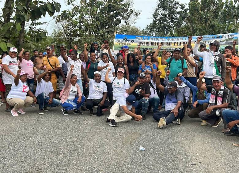 Cerca de 90 asociaciones campesinas bloquearon la vía principal que comunica a San Juan de Urabá con Arboletes, en protesta por incumplimientos del Gobierno nacional. FOTO: Cortesía