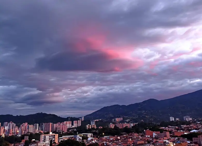 Así inició el atardecer que sorprendió a Medellín. Foto: Juan Antonio Sánchez