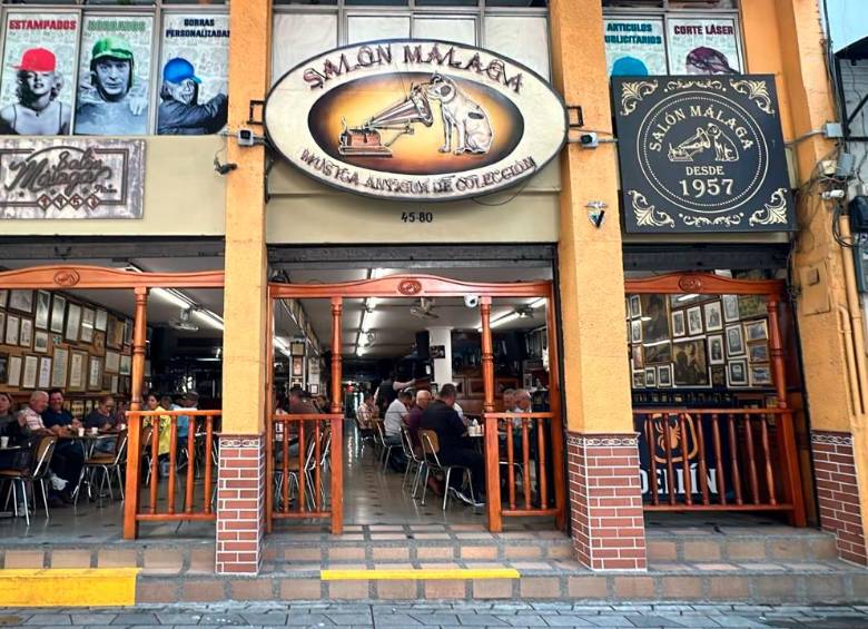 Crónica de un fan fatal: Salón Málaga, donde el tiempo aprendió a cantar Crónica de un fan fatal: Salón Málaga, donde el tiempo aprendió a cantar