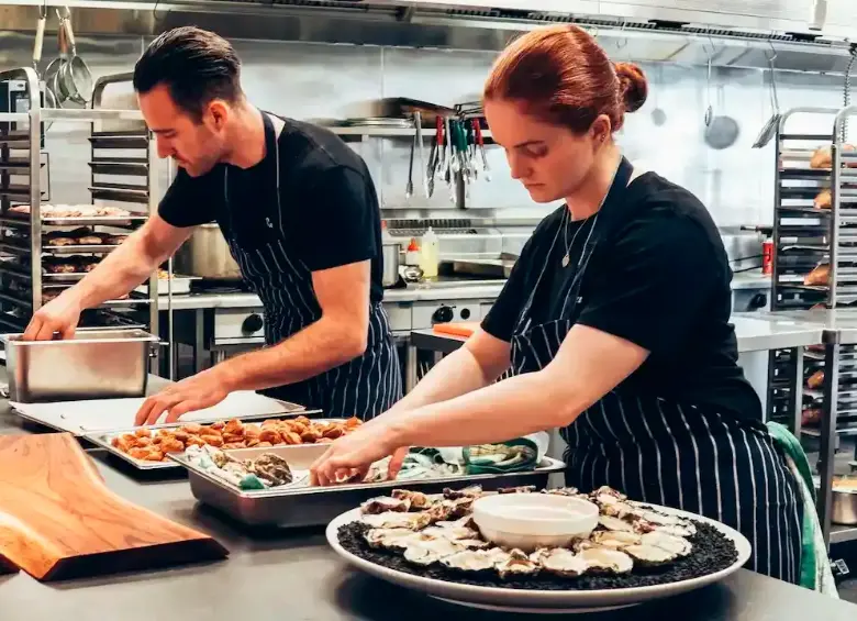 El sector de la gastronomía es de los que más dinamiza el empleo en el país. FOTO: GETTY