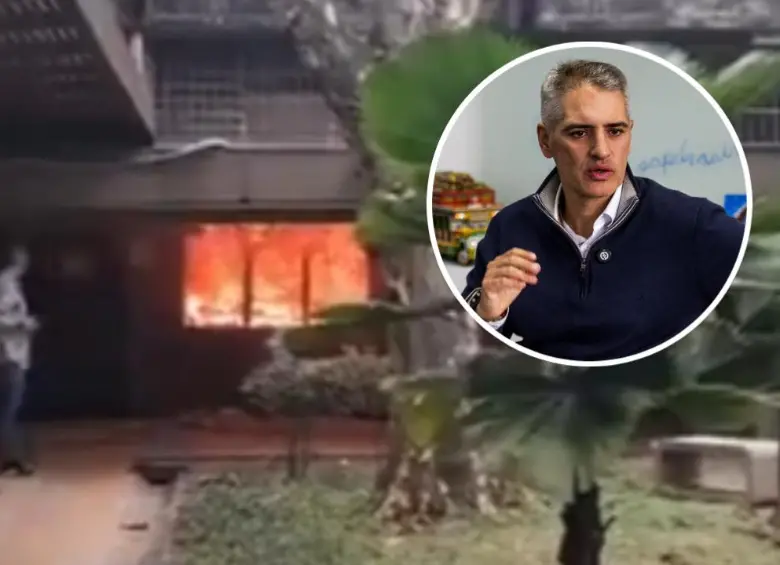 Personal del Cuerpo de Bomberos de Medellín acudió al plantel educativo para controlar las llamas que consumieron por completo esta oficina, en la que hubo pérdida de muebles, enseres y algunos documentos. FOTO: Cortesía