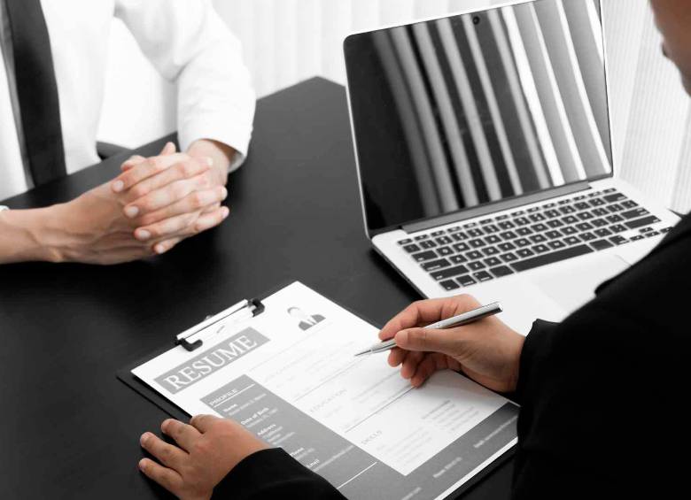 Varias empresas en Colombia están contratando personal con poca experiencia y ofrecen estabilidad laboral. FOTO: FREEPIK