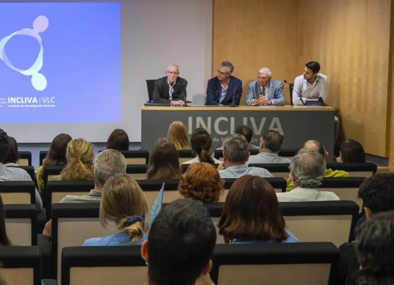 Conferencia en el Instituto de Investigación Sanitaria INCLIVA, con asistencia de público y ponentes en mesa principal, durante el 25 aniversario de la institución en Valencia. Foto: Cortesía