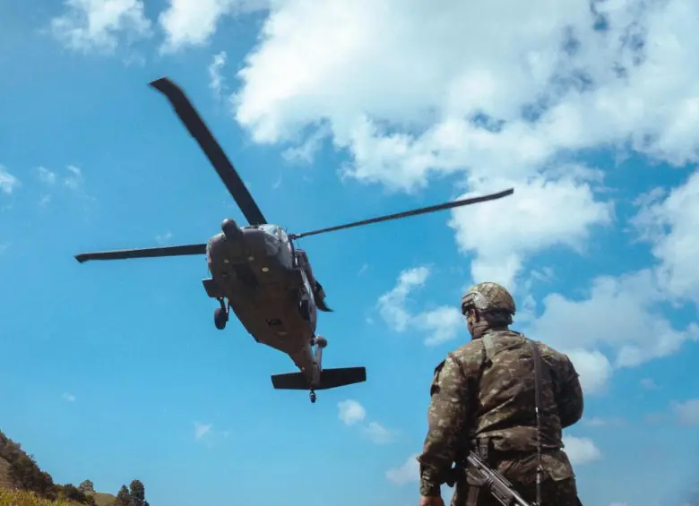 La misión se desarrolló en el sector Pico de Águila, una zona de difícil acceso donde las condiciones del terreno impiden el ingreso de maquinaria y materiales por vía terrestre. FOTO: Cortesía Comando Aéreo de Combate No. 5 (Cacom 5)