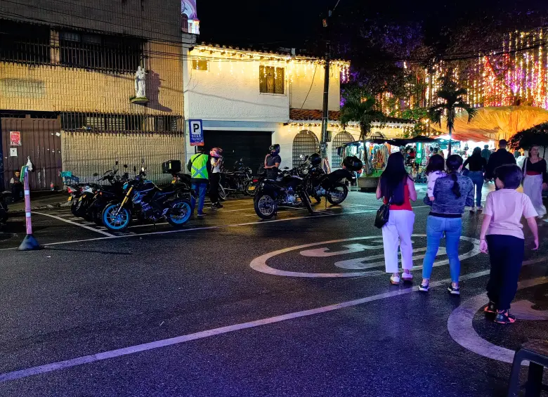 Los acomodadores denunciados por la ciudadanía lucen chaleco reflectivo y no cobran conforme a las tarifas oficiales. Incluso usan las zonas ZER sin estar autorizados.