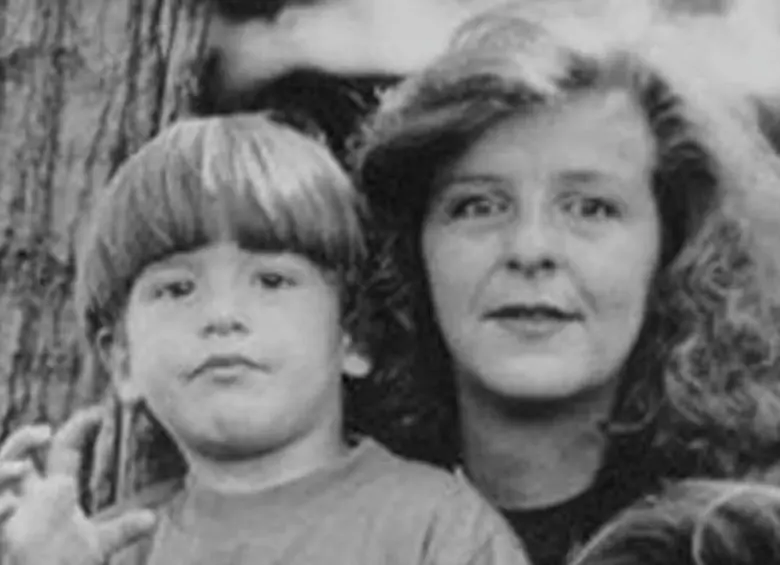 El pequeño Miguel Uribe, junto a su madre Diana Turbay, asesinada durante la operación de su rescate. 