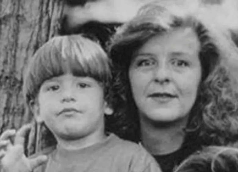 El pequeño Miguel Uribe, junto a su madre Diana Turbay, asesinada en un cruce de disparos entre secuestradores y militares. FOTO cortesía