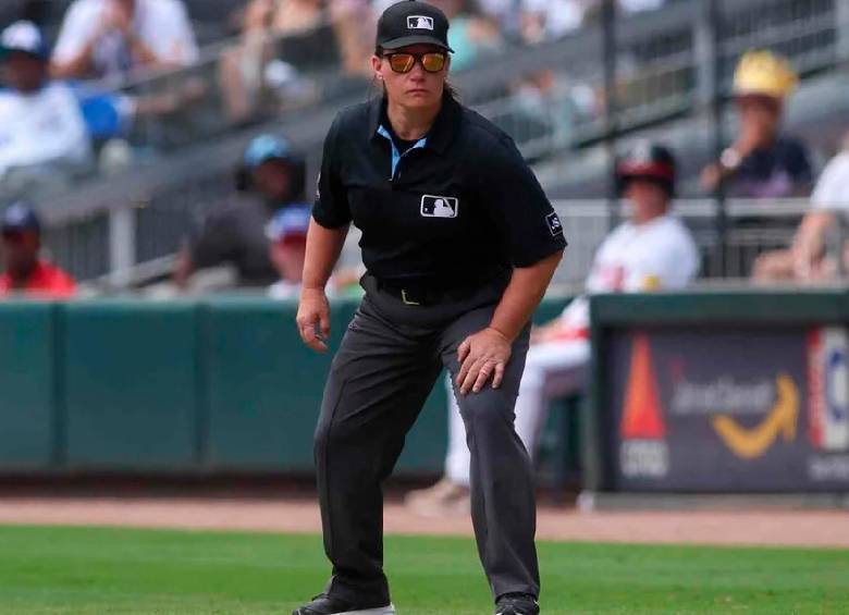 Jen Pawol, de 48 años, ya imparte justicia en el béisbol de Estados Unidos. FOTO AFP