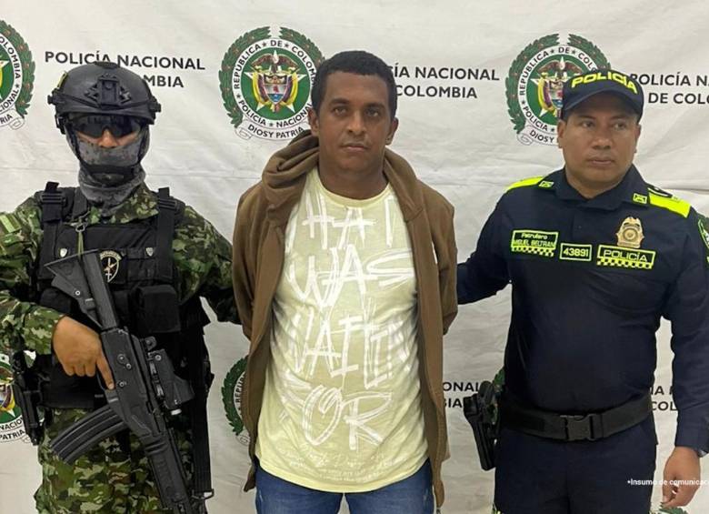 En el centro, alias “Negro”, señalado como cabecilla financiero del Clan del Golfo. FOTO: CORTESÍA. 