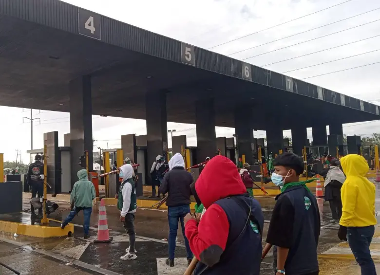El grupo llamado “Congreso de los Pueblos” se manifestó en el peaje del corredor Bogotá-Facatativá por el “control privado e injusto de las vías y el transporte en Colombia”. FOTO: @CPueblos_Col