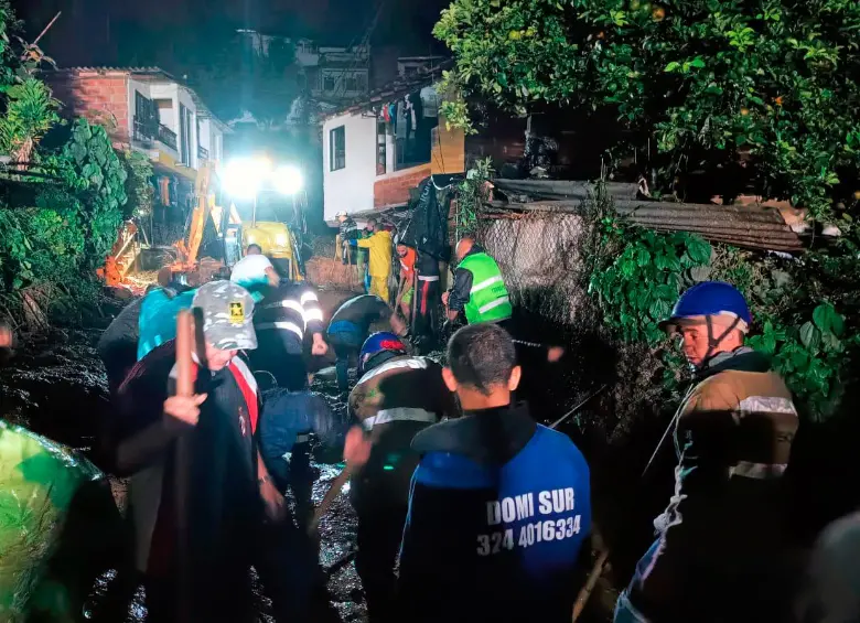 Los vecinos y las autoridades avanzan en la remoción de tierra para intentar buscar a las personas que estarían desaparecidas bajo la tierra. FOTO: CRISTIAN ÁLVAREZ BALBÍN