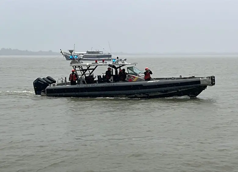 Este es el grupo de búsqueda de guardacostas que está intentando encontrar al pescador desaparecido. FOTO: Cortesía