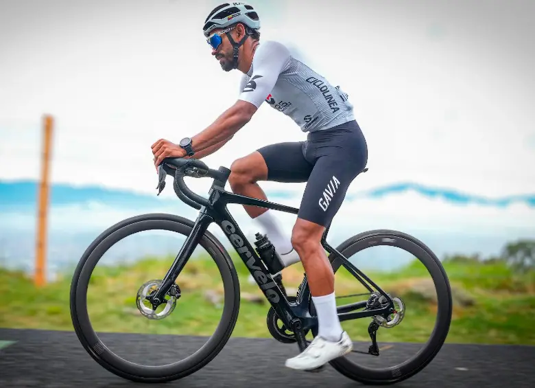 Néstor Cuadrado, de 37 años de edad, impresiona con sus alcances en el ciclismo. En el Alto de las Palmas acaba de hacer un nuevo reto. FOTO CORTESÍA