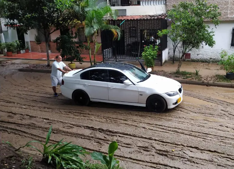 Varios vehículos resultaron dañados en el barrio Santa María 2 de Itagüí, tras el desbordamiento de la quebrada Doña María. FOTO: Jacobo Betancur