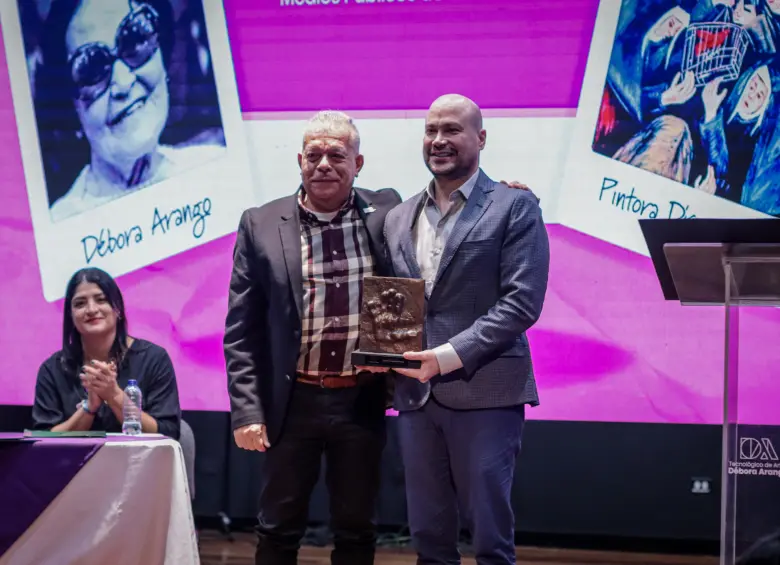 En un acto celebrado en la sede principal de Envigado de la institución, se llevó a cabo a entrega simbólica de la Ley. FOTO: CORTESÍA Tecnológico de Artes Débora Arango