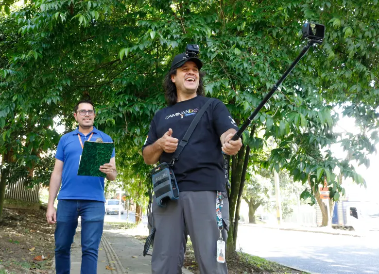 En la foto, de izquierda a derecha, aparecen Jorge Mario Valencia y Gustavo Blanco, los gestores del proyecto de Caminando Medellín. Foto: Cortesía TeleMedellín,