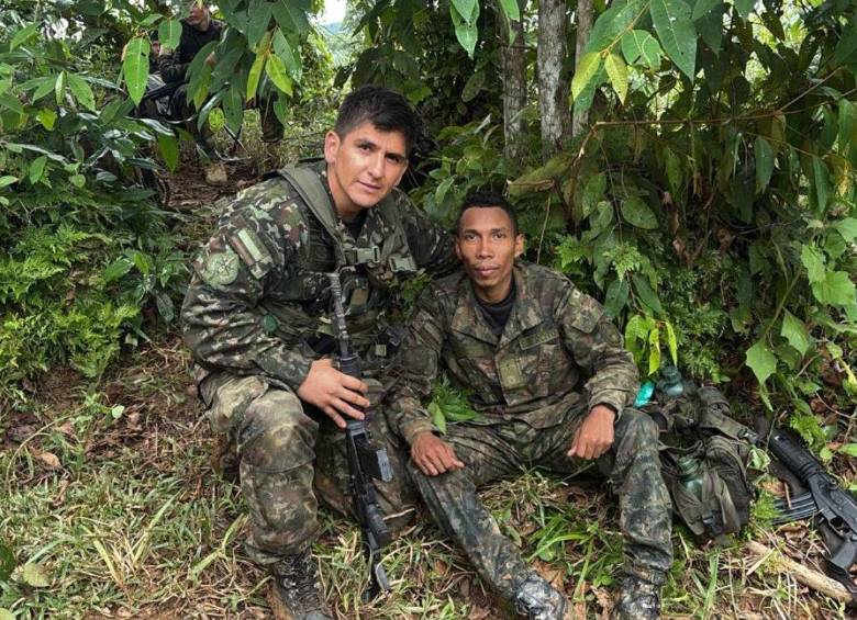 Tropas de la Primera División del Ejército encontraron con vida al soldado Andrés Casterbondo Macías tras seis días de búsqueda en el Nordeste antioqueño. FOTO cortesía Ejército Nacional