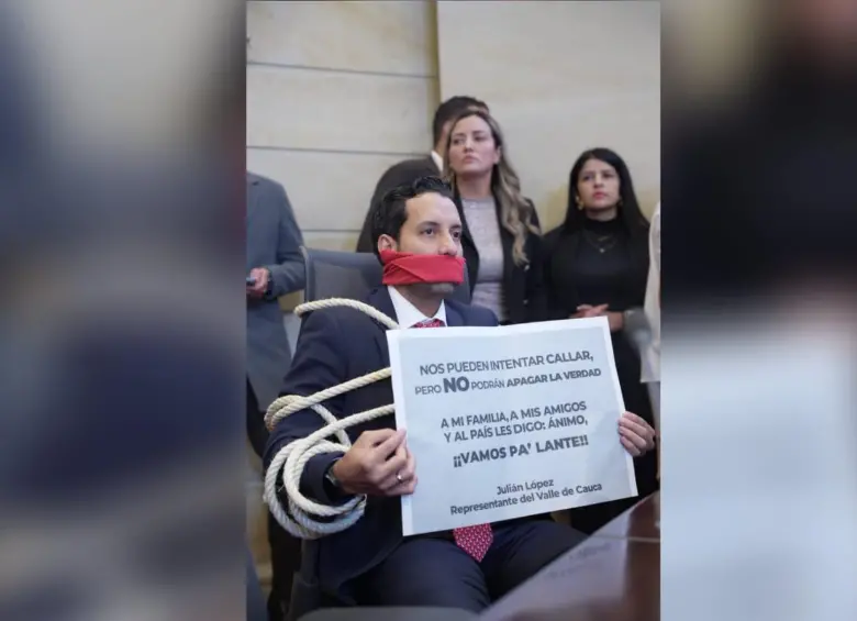 El presidente de la Cámara, Julián López Tenorio, se presentó amordazado y atado en señal de protesta luego de ser suspendido por el Partido de la U. FOTO: Cortesía.  El presidente de la Cámara, Julián López Tenorio, se presentó amordazado y atado en señal de protesta luego de ser suspendido por el Partido de la U. FOTO: Cortesía.