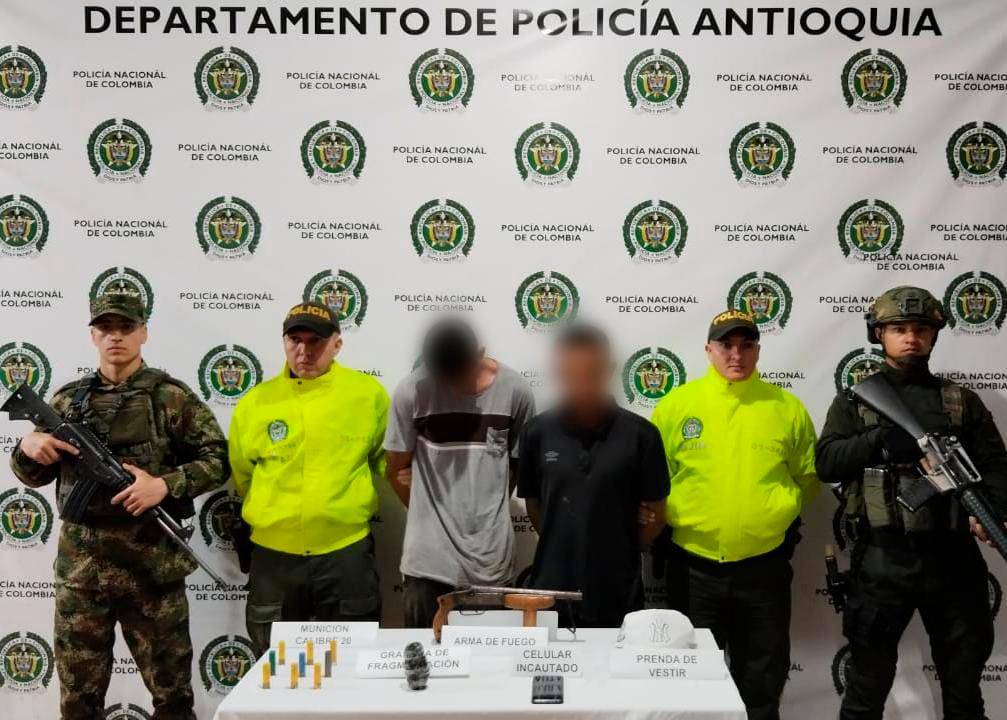 Los dos hombres fueron detenidos en inmediaciones de la vereda La Honda. FOTO: CORTESÍA POLICÍA ANTIOQUIA