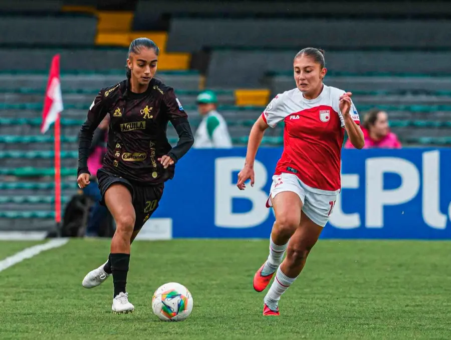 América le ganó a Santa Fe como visitante 1-0 con gol de Alexa Bahr, pero el compromiso fue interrumpido por actos racitas de parte de los hinchas de Santa Fe. FOTO: Tomada de X @AmericaCaliFem