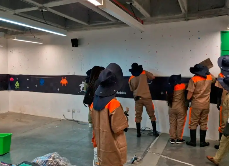 Los internos de la cárcel El Pedregal participaron en la jornada en la UVA Nuevo Occidente, como parte de su estrategia de resocialización. FOTO: CORTESÍA ALCALDÍA DE MEDELLÍN