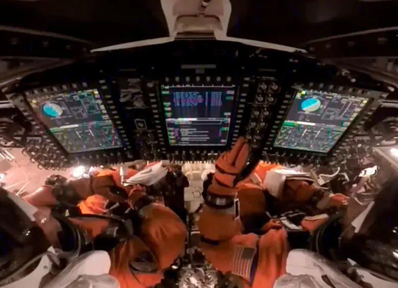 Así lucían los astronautas, ubicados, sentados y con sus trajes de protección para el regreso a la Tierra. FOTO Captura de pantalla transmisión de la Nasa