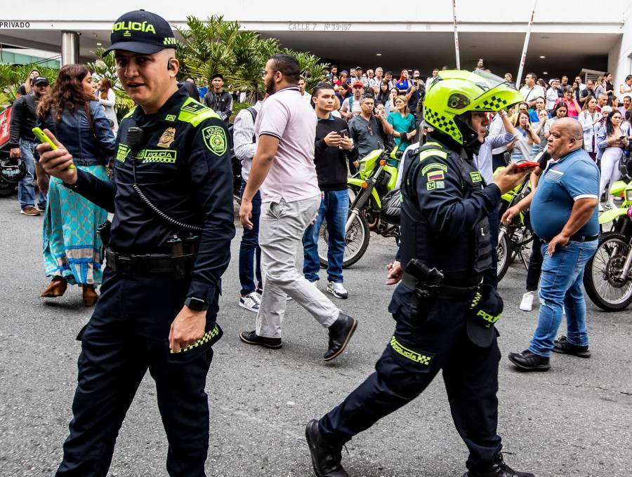 Agentes de la Policía formaron un perímetro la Clínica Medellín de El Poblado durante el ataque perpetrado el pasado jueves 18 de abril. FOTO Jaime Pérez Munévar