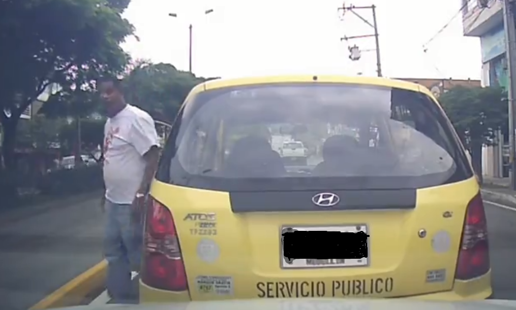 En video la amenaza de un taxista porque no le dieron vía